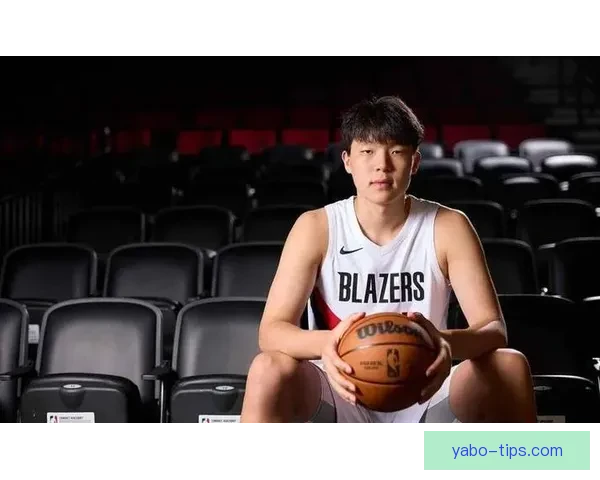 杨瀚森6分4篮板遭恶意抱摔裁判判罚引球迷狂嘘 杨瀚森6分4篮板遭恶意抱摔裁判判罚引球迷狂嘘